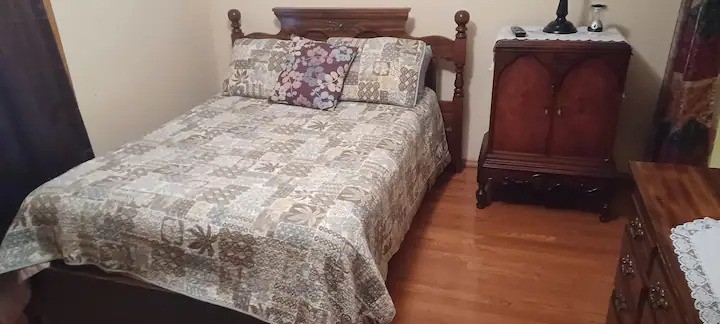 Queen bed in first bedroom of Rend Lake vacation rental